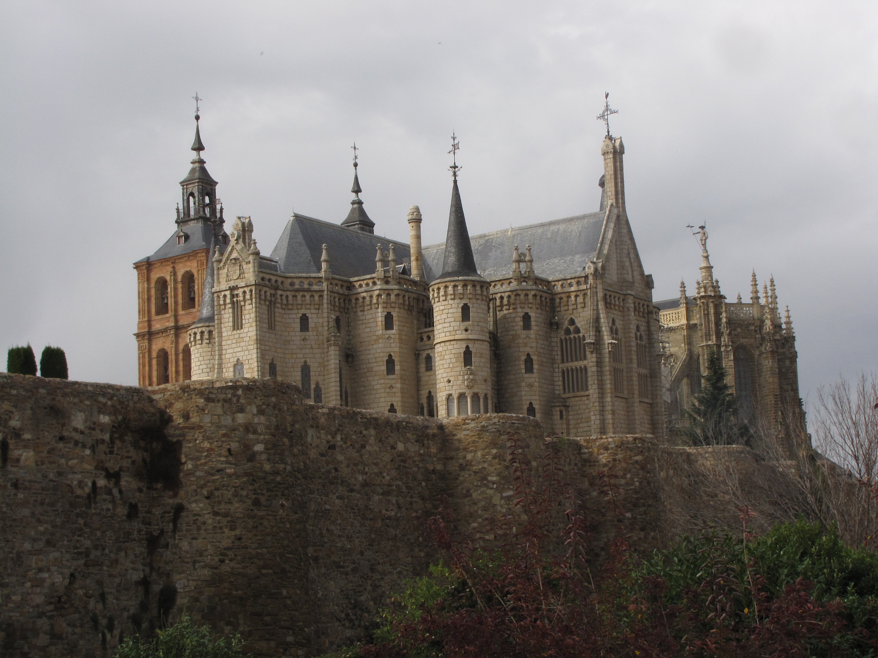 -Desde la muralla medieval, vista del palacio-