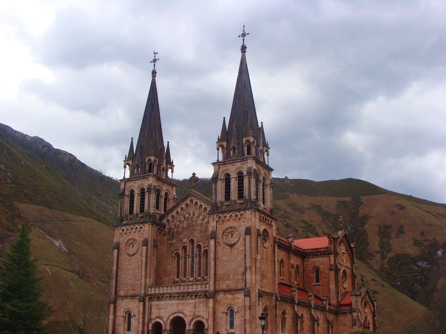 Basílica-Santa-María-de-Covadonga-Asturias