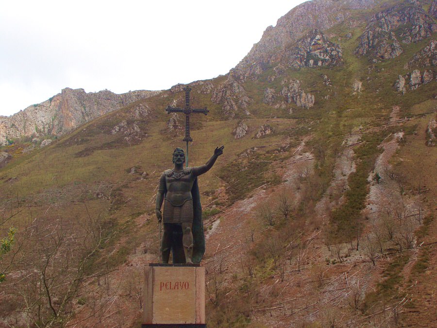 Escultura-a-Don-Pelayo-primer-monarca-del-Reino-de-Asturias