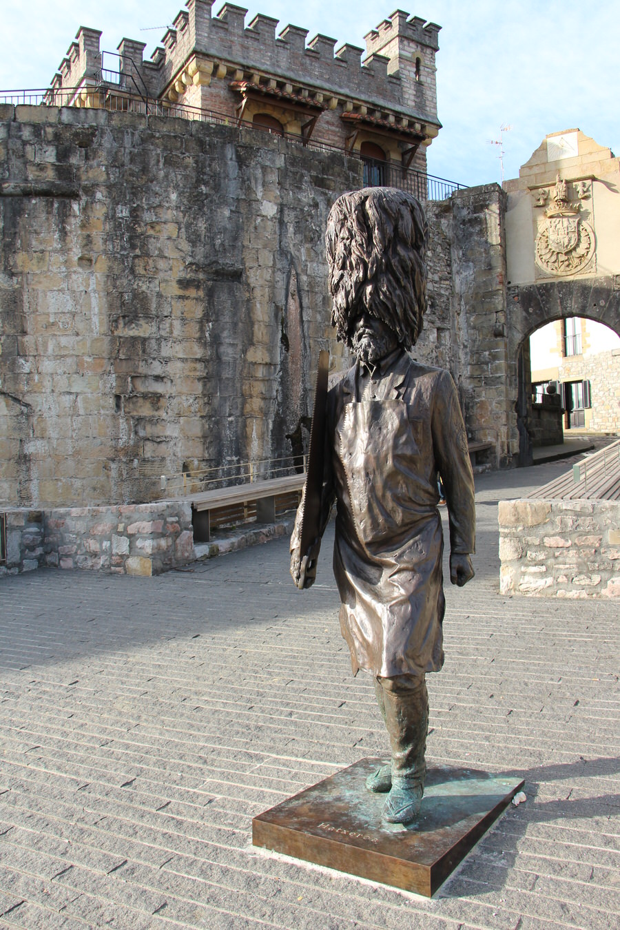 Monumento-soldado-Puerta-Santa-María-Hondarribia