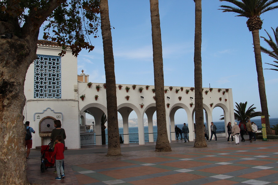 Paseo-hacia-el-Balcón de Europa-Nerja