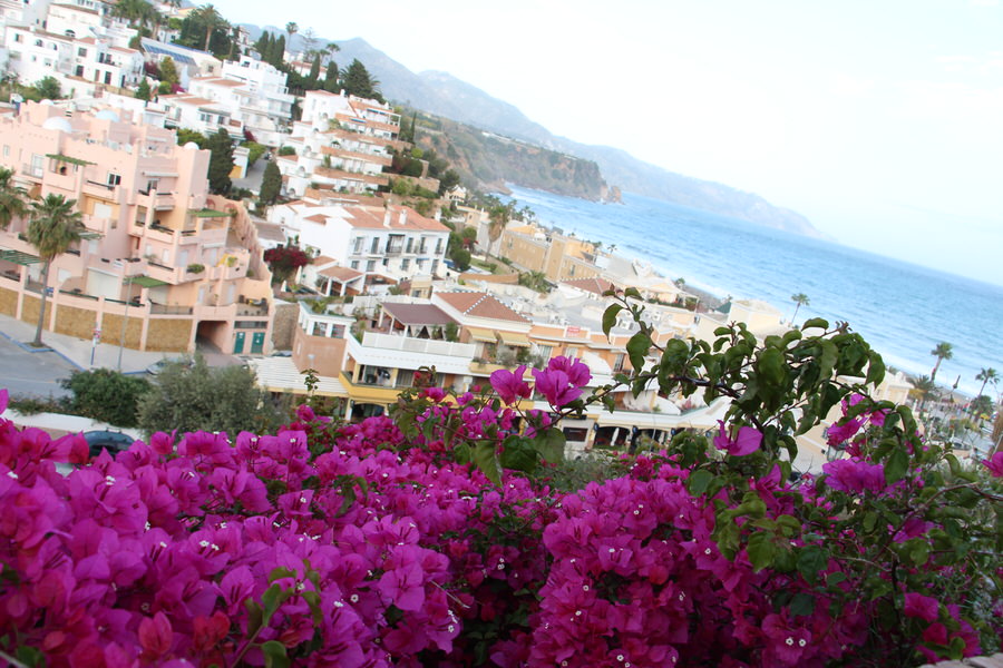 Al-fondo-Playa-Burriana-nerja-malaga