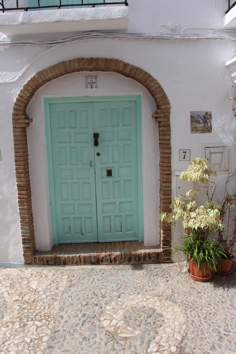 Puertas-de-colores-en-Frigiliana