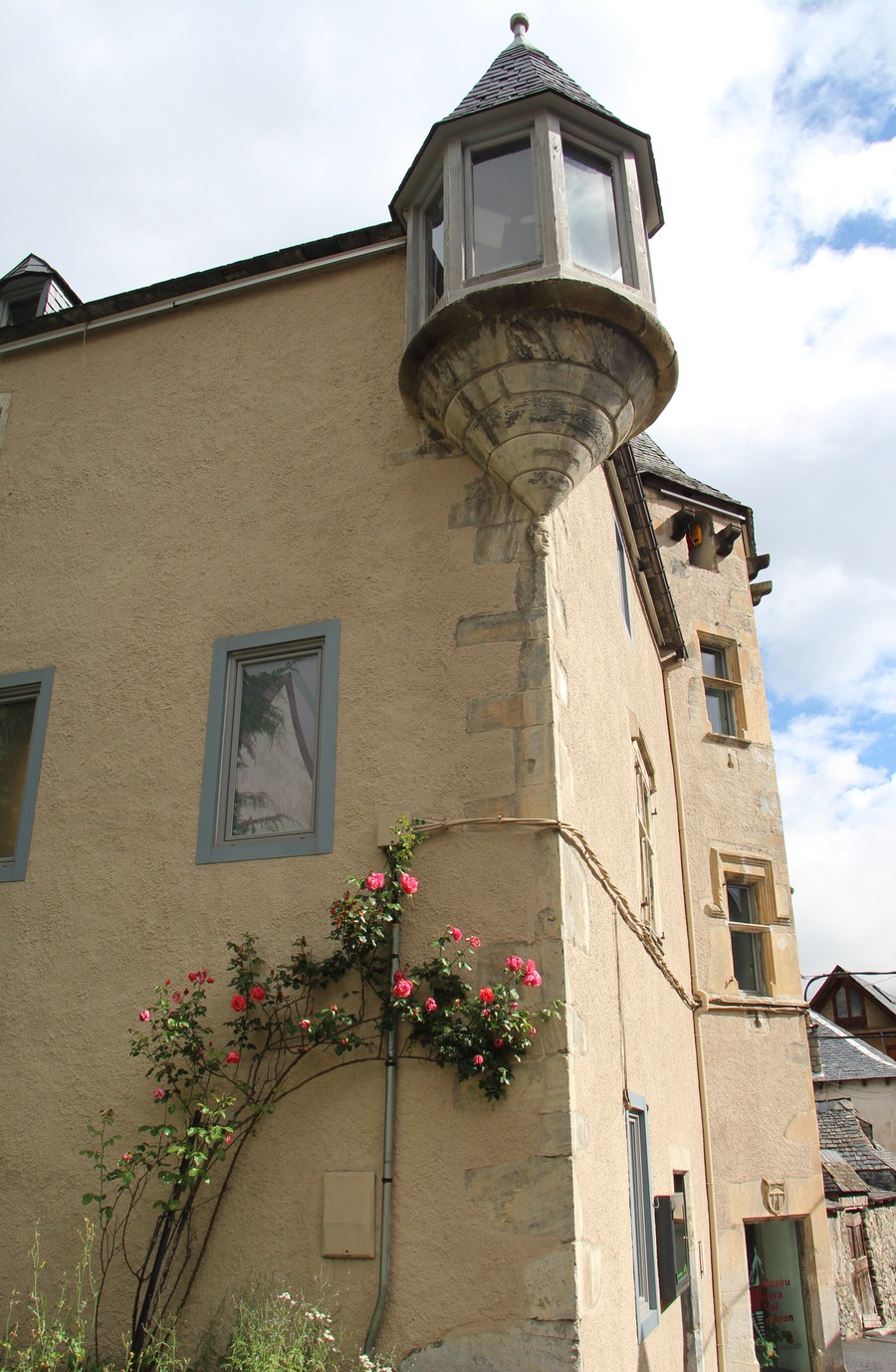  Torre-donde-se-sitúa-el-museo-de-Vielha- 