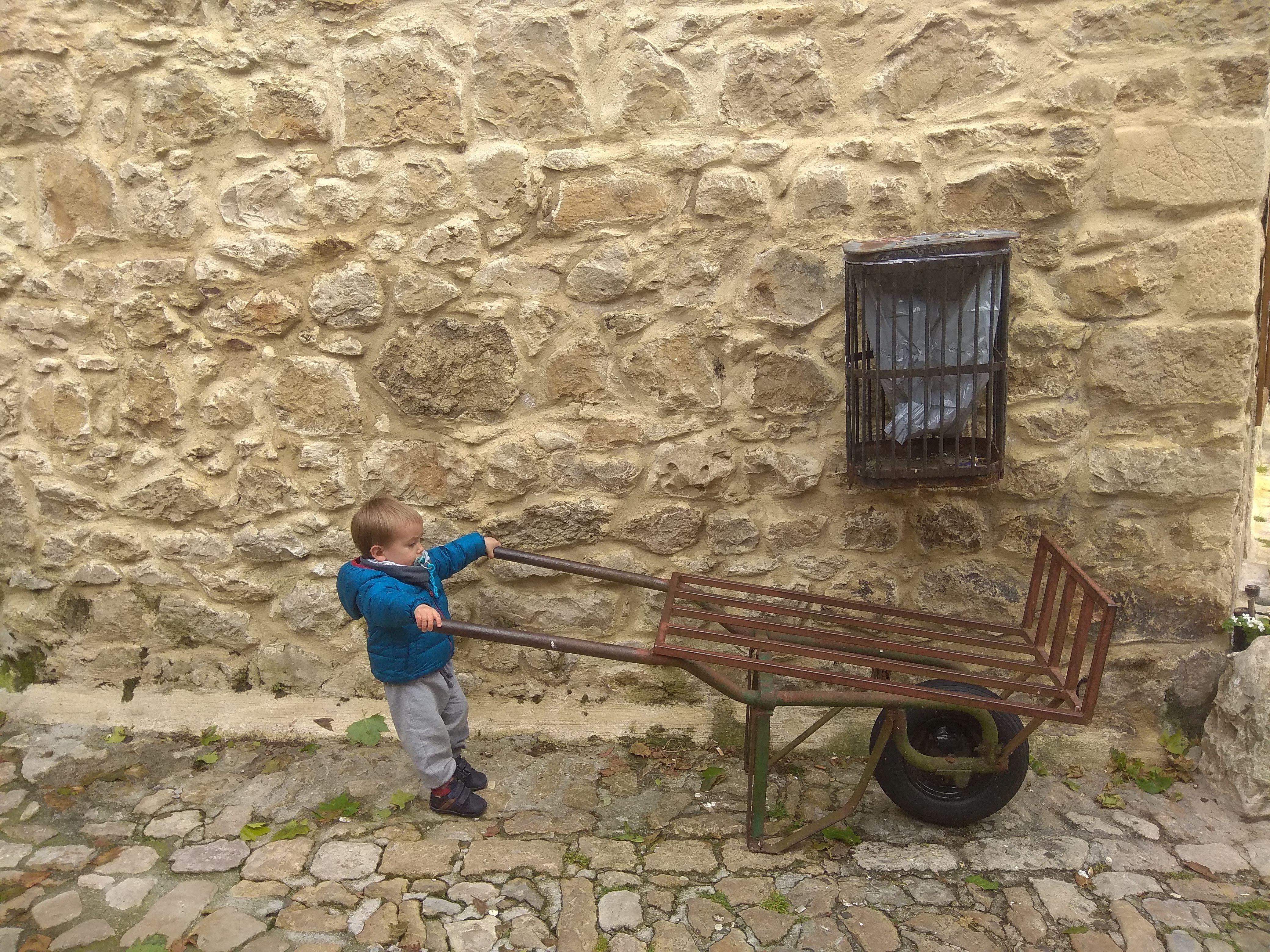 -Paseando en familia en Santillana del Mar-