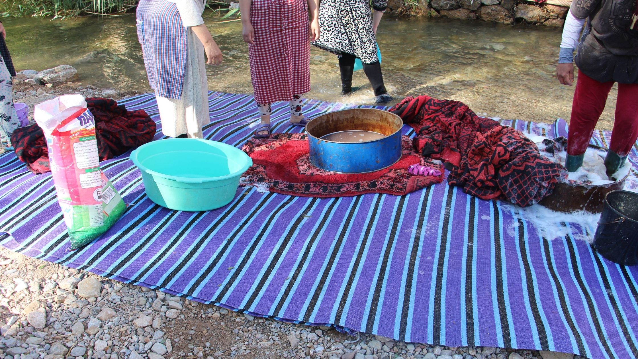 mujeres-lavando-mantas-rio-todra-marrakech