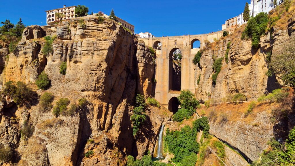 Puente-Nuevo-en-Ronda- emblemático-puente-sobre-el-desfiladero-con paisaje-montañoso