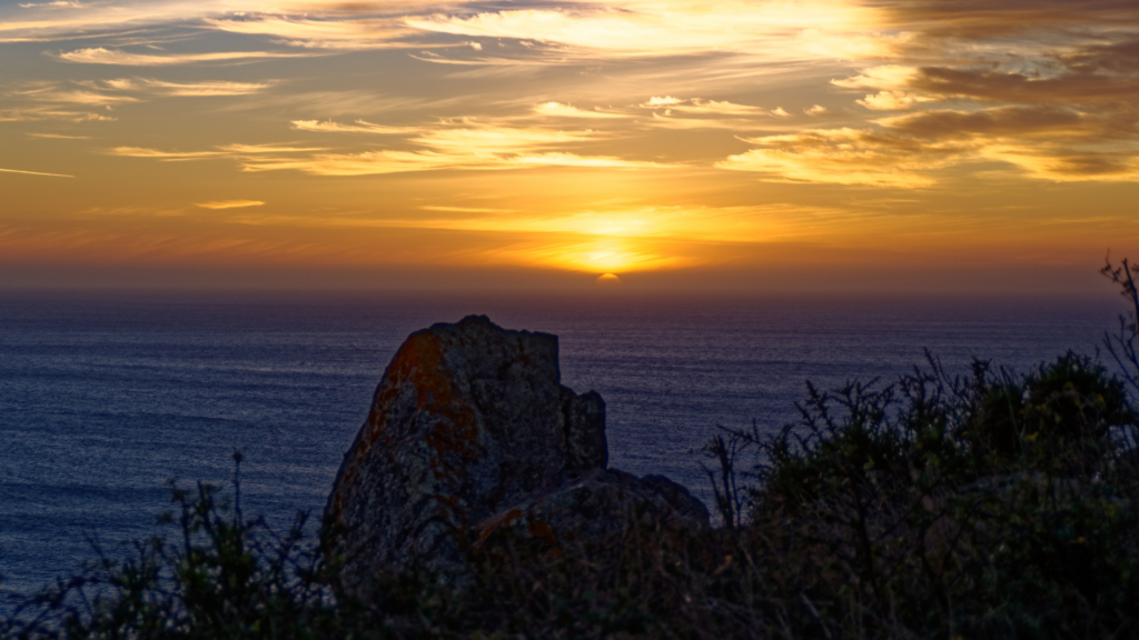 Atardecer en el mar desde Finisterre, punto final del Camino de Santiago más allá de Compostela