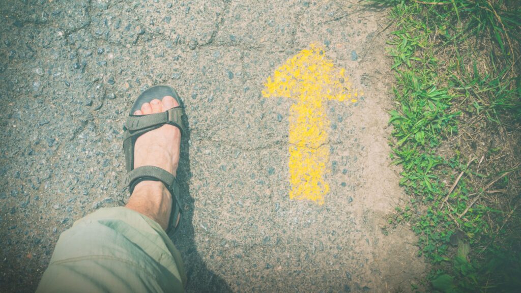 Señal amarilla del Camino de Santiago en una ruta apta para bebés
