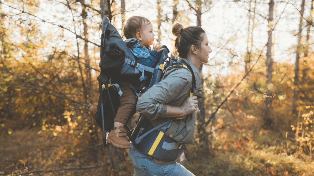 Madre reciente caminando el Camino de Santiago con su bebé en mochila de porteo ergonómica