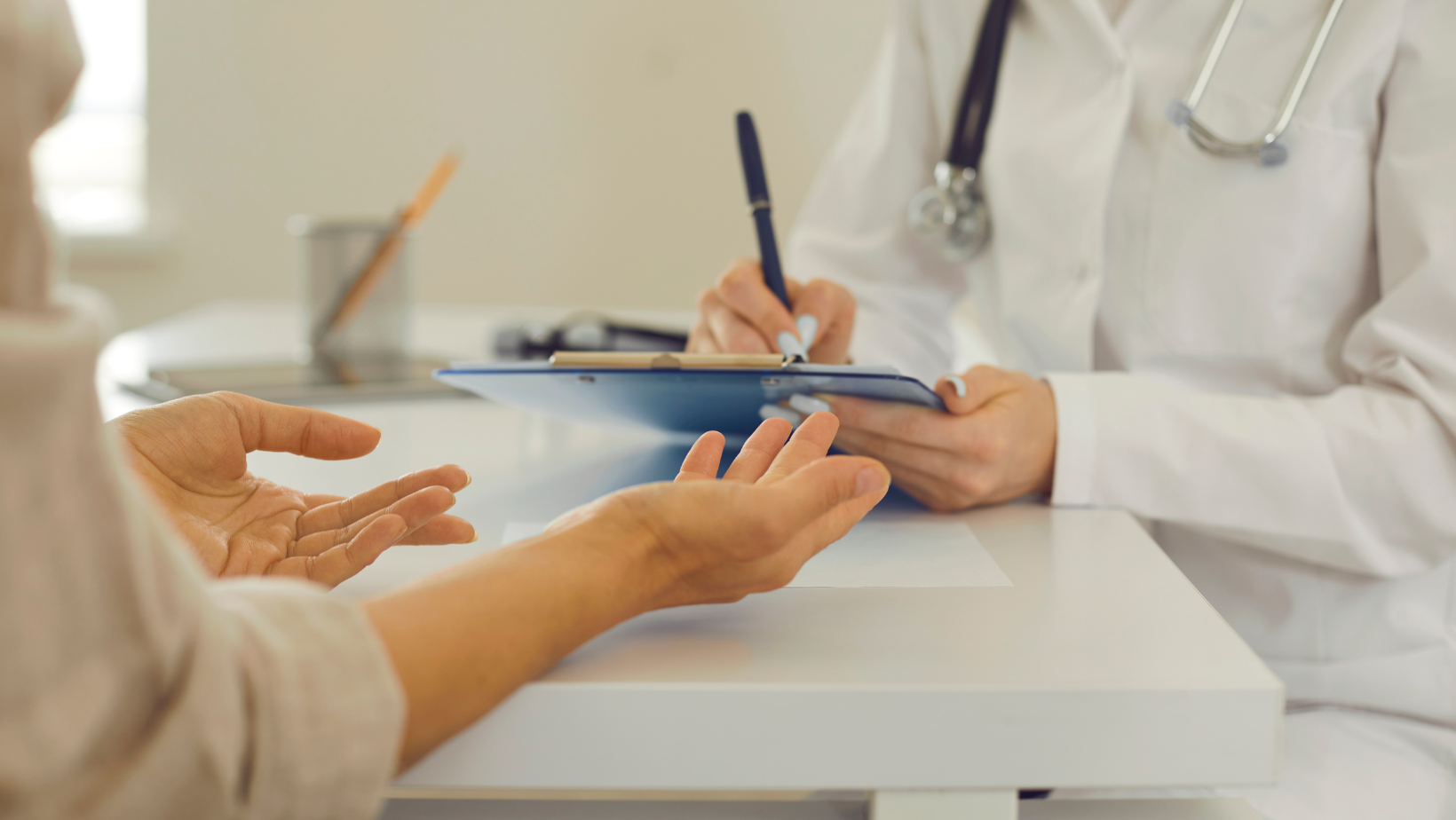 Consulta médica antes de viajar durante el embarazo.