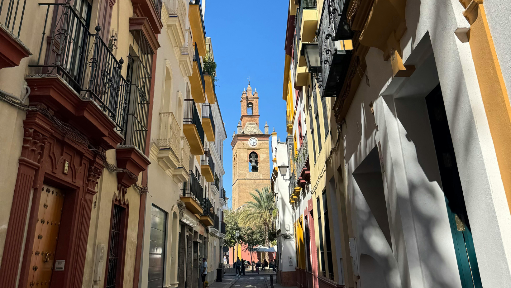 Calle Sierpes en Sevilla con tiendas tradicionales y ambiente animado