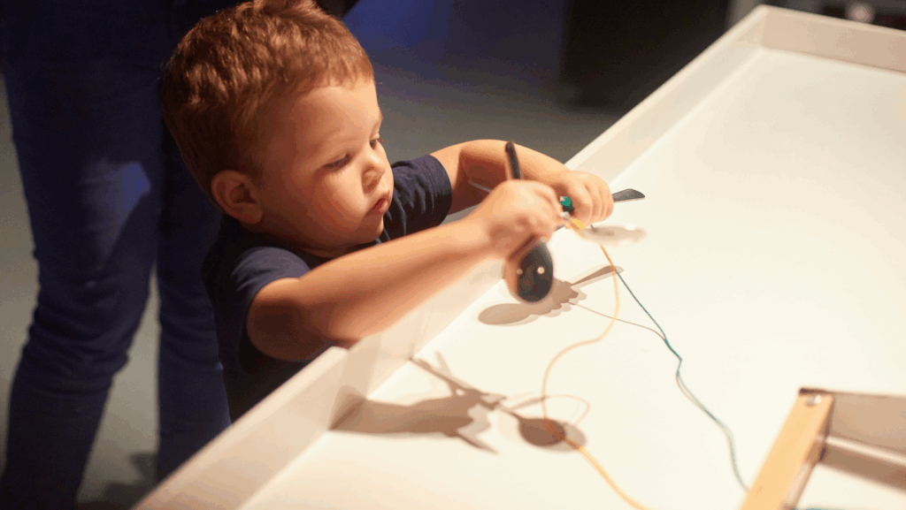 Visita-guiada-con-niños pequeños-en-un-museo