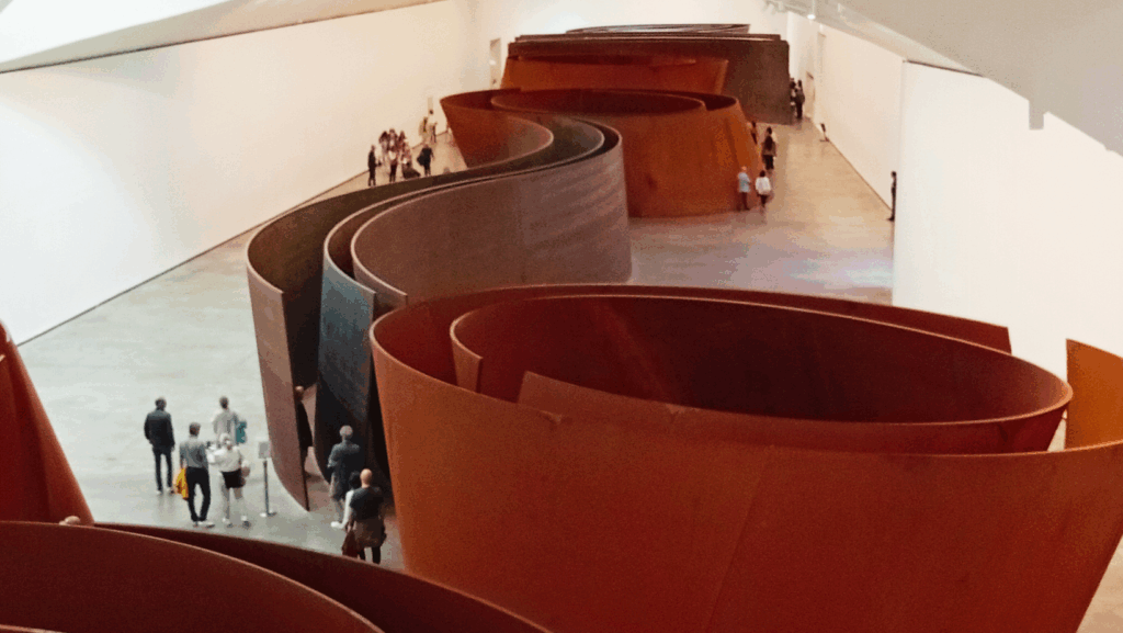 Niños explorando La materia del tiempo de Richard Serra en el Museo Guggenheim Bilbao.