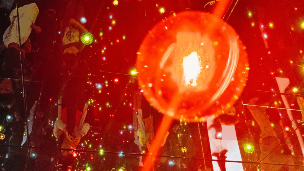 Niños observando los reflejos de luces en la Sala de los Espejos del Infinito de Yayoi Kusama en el Guggenheim Bilbao.