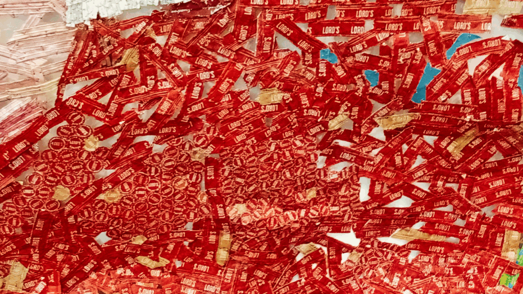 Familia admirando la obra Mar Creciente de El Anatsui en el Museo Guggenheim Bilbao.