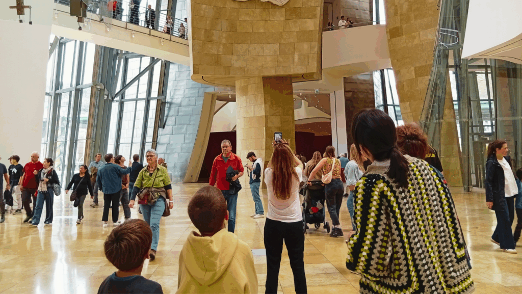 Familia disfrutando del Museo Guggenheim Bilbao con niños durante una visita guiada de Mytoptour.