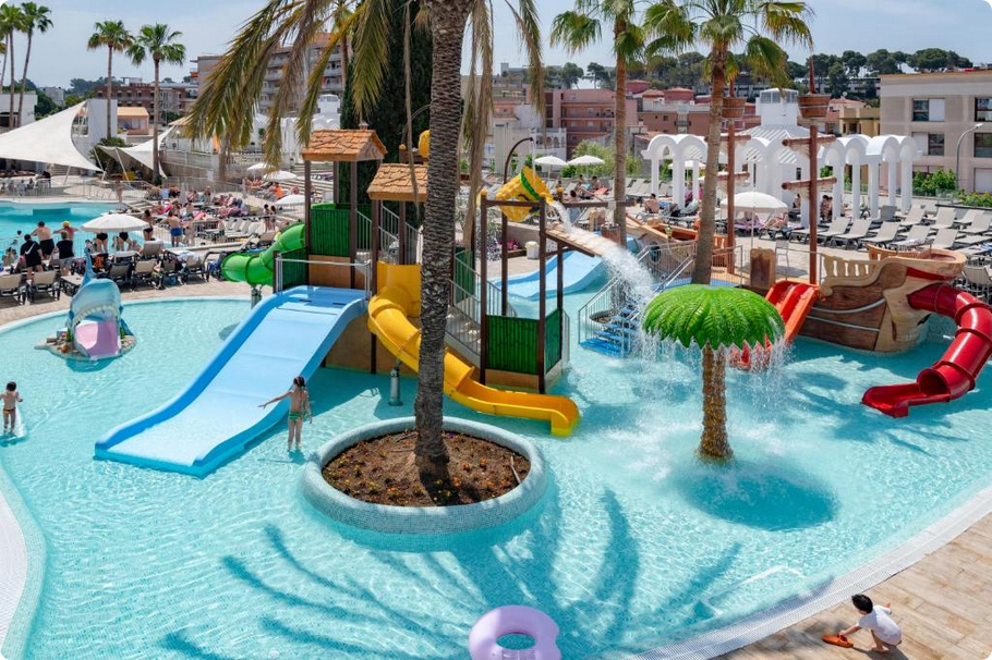 hotel con toboganes en la Costa Brava para niños