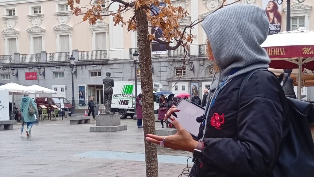 Guía de My Top Tour mostrando curiosidades del Barrio de las Letras en Madrid