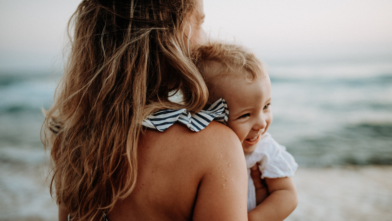 Familia-disfrutando-de Mallorca-con-niños-en-una-playa-familiar