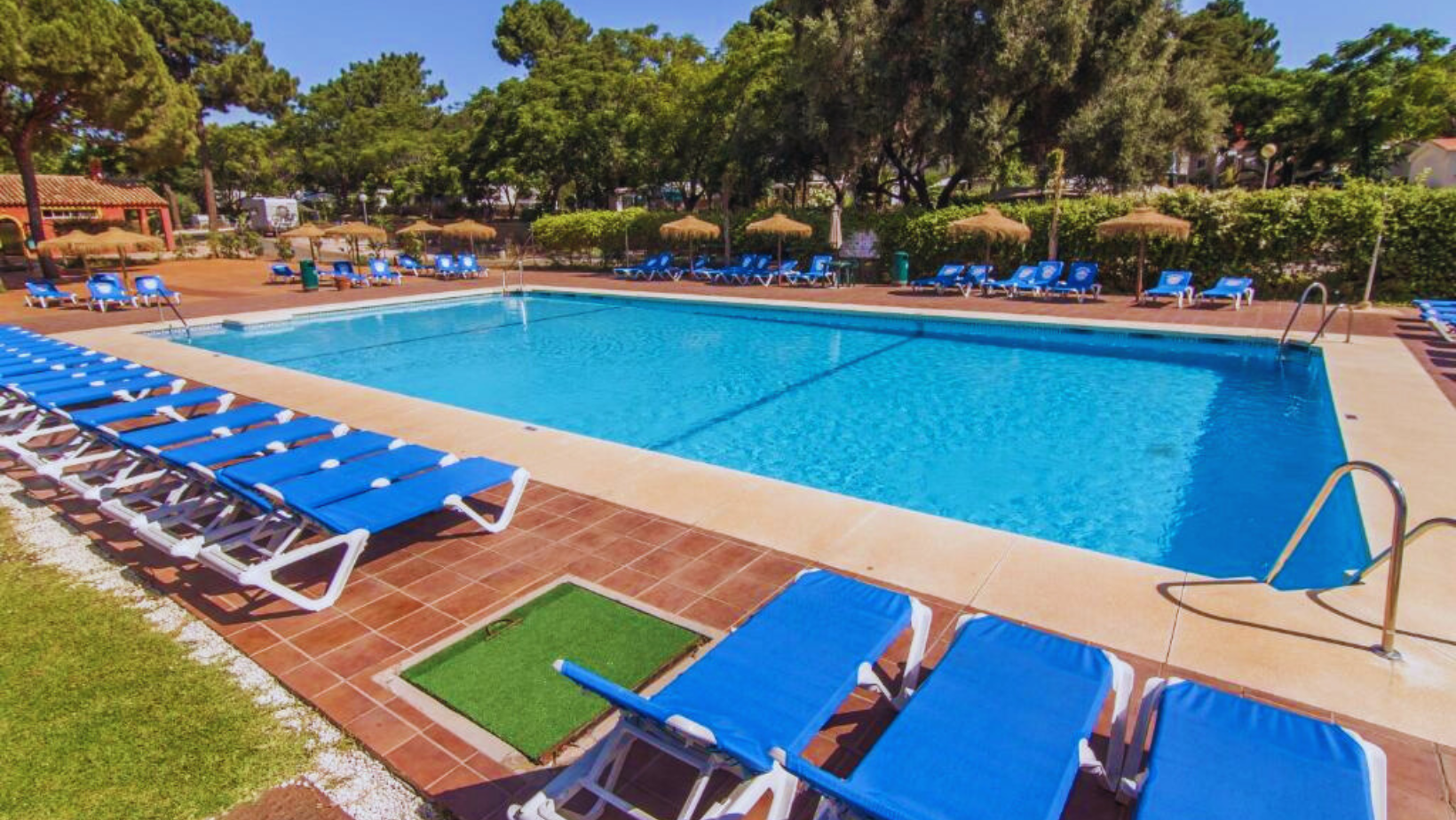 camping-marbella-cobopino-vistas-piscinas-naturaleza