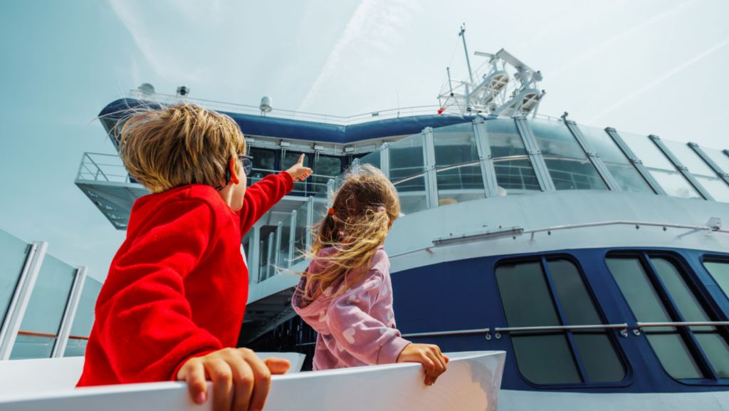 ferry-italia-desde-espana-familia-barco-ninos-coche
