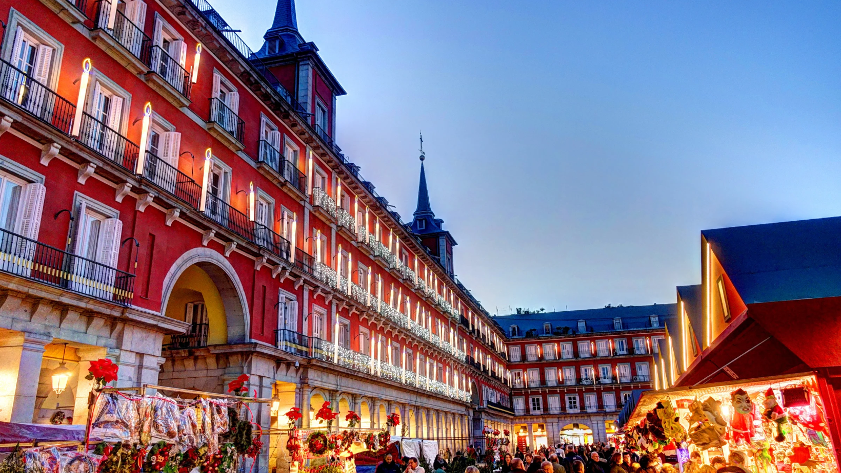 Puestos tradicionales de madera en el Mercado de Navidad de la Plaza Mayor de Madrid