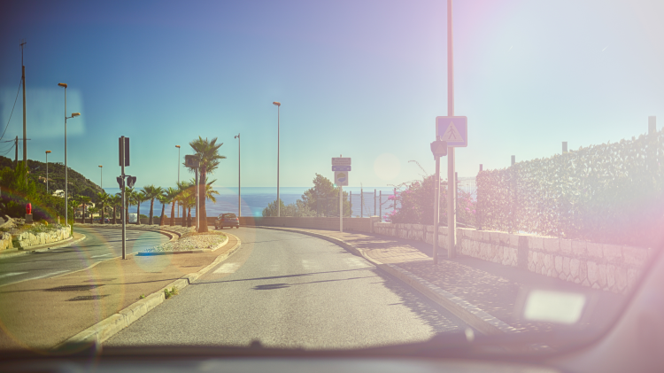 Coche-de-alquiler circulando-por-carretera- de-la-Sol-Málaga