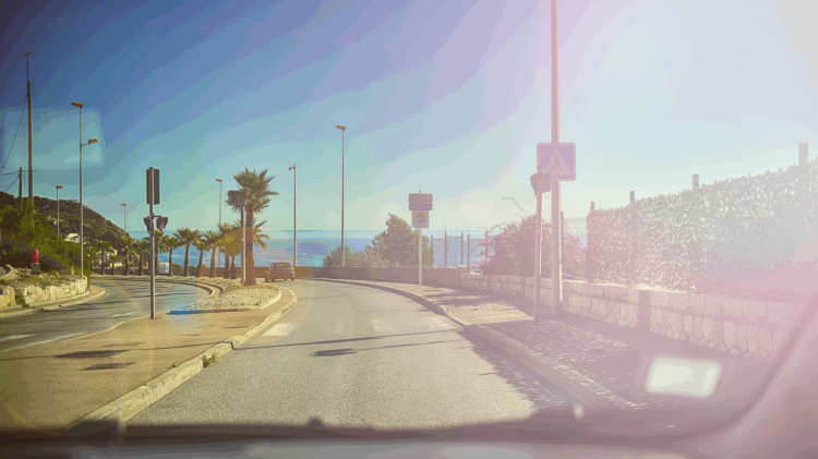 Coche-de-alquiler circulando-por-carretera- de-la-Sol-Málaga