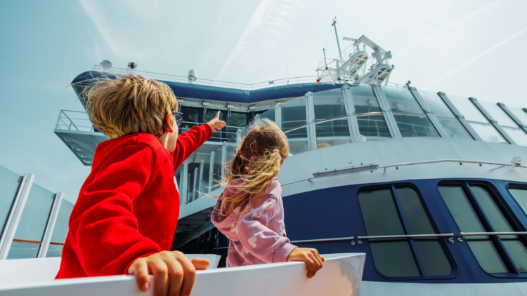 ferry-italia-desde-espana-familia-barco-ninos-coche