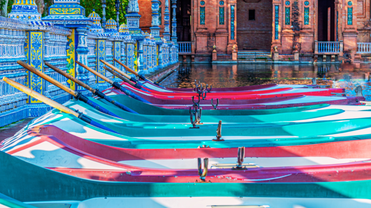 Familia disfrutando de la Plaza de España de Sevilla, uno de los lugares más emblemáticos para visitar en familia
